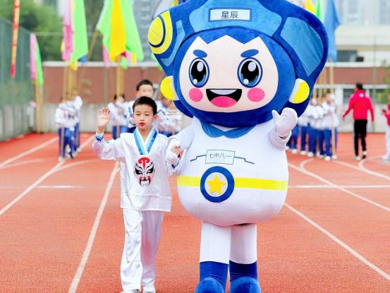 吉祥物设计者：五年级（2）班  淳于淼