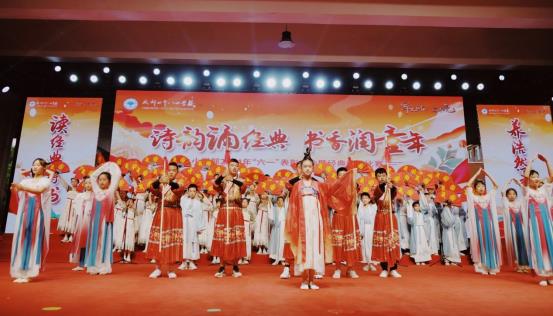《是李白》