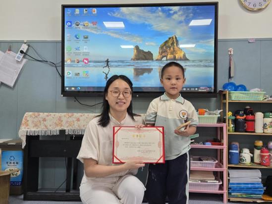 小一班杨济同妈妈