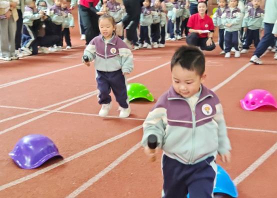 中班游戏—手雷接力 (1)