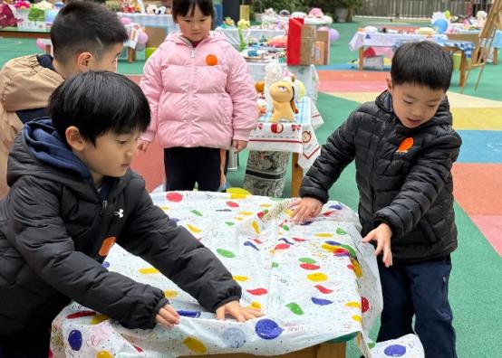 大班幼儿摆摊过程图4