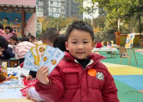 中班幼儿拿乐淘币特写