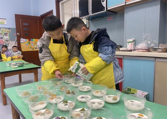 大二班加牛奶照片