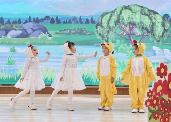 大三班《一根羽毛也不能动》 (1)