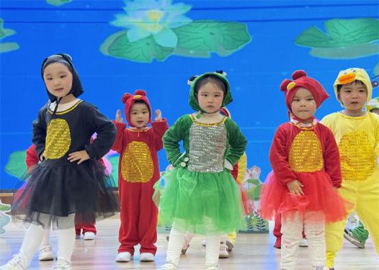 小一班童话剧《小蝌蚪找妈妈》 (1)