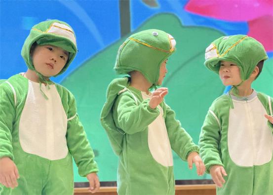 小一班童话剧《小蝌蚪找妈妈》 (2)