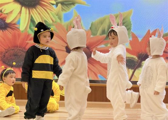 小二班童话剧《迷路的蚂蚁》 (2)