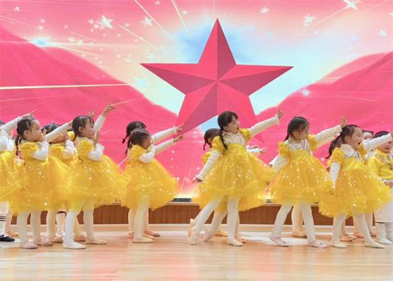 中二班舞蹈《国旗上的那颗星》 (2)