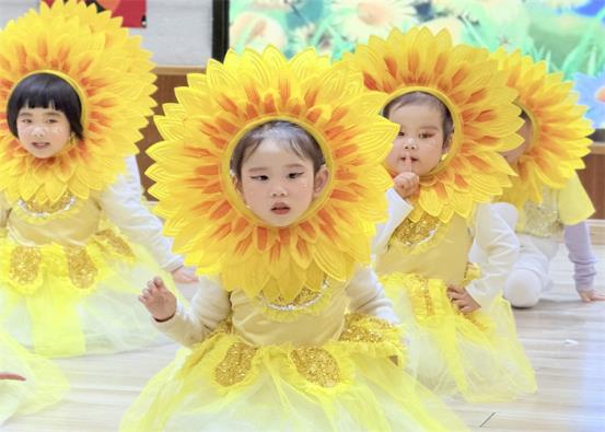 小班舞蹈《嘿，小葵花》 (2)