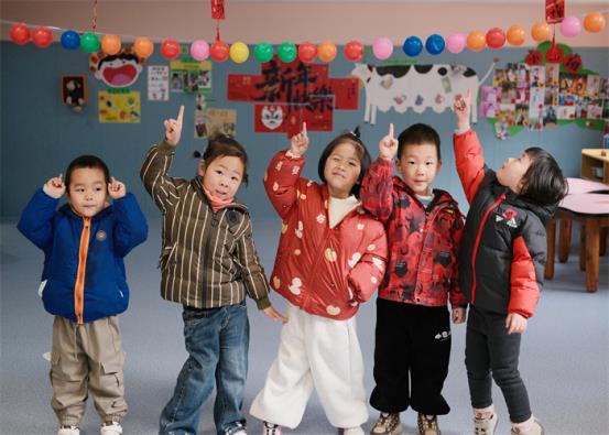 挂彩灯小二班 (3)