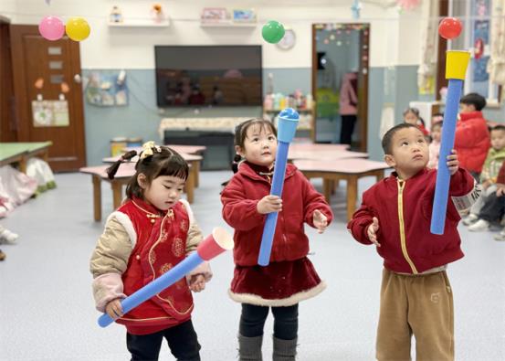 挂彩灯小一班 (2)