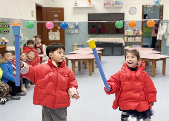 挂彩灯小一班 (3)