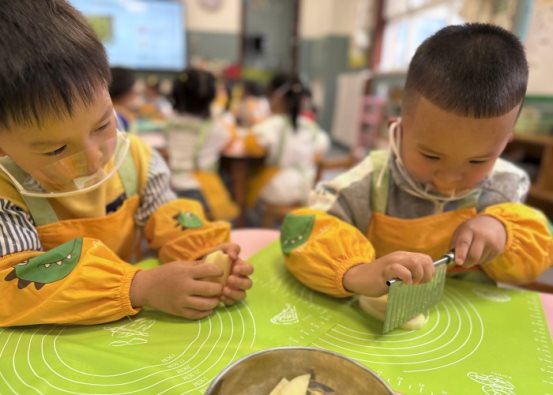 小一班切土豆 (1)