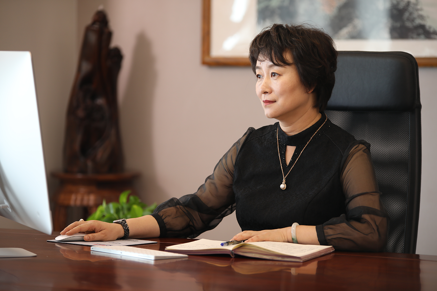 热烈祝贺利群集团总裁丁琳当选为中国女企业家协会常务理事