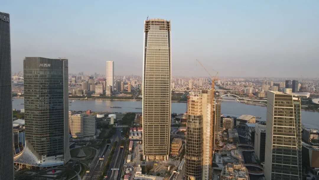 遥望陆家嘴外滩,作为上海市徐汇区在建的第一高楼,62层285