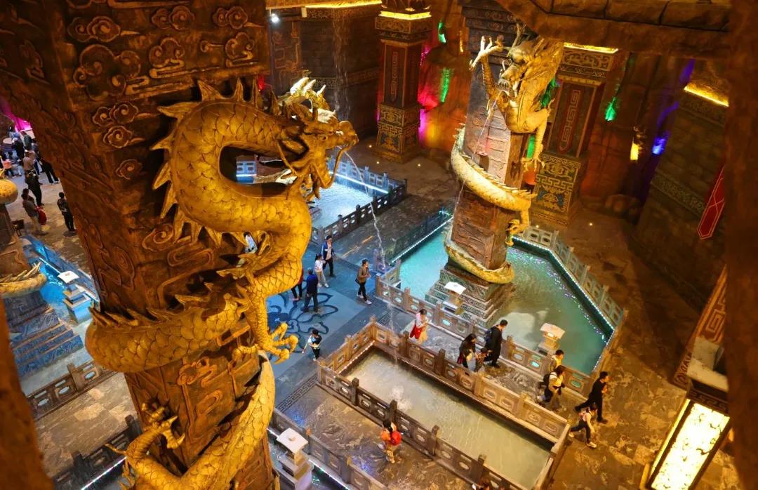 龙宫吸引众人的不光是它的奇幻绚烂,"有龙必应","神龙吐水","金蟾献瑞