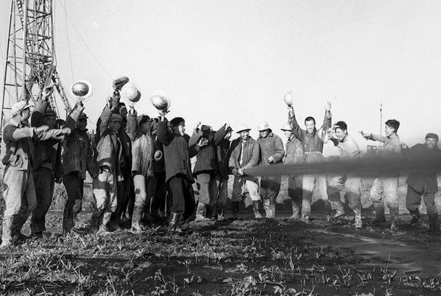 党史上的今天国之大庆甩掉贫油帽