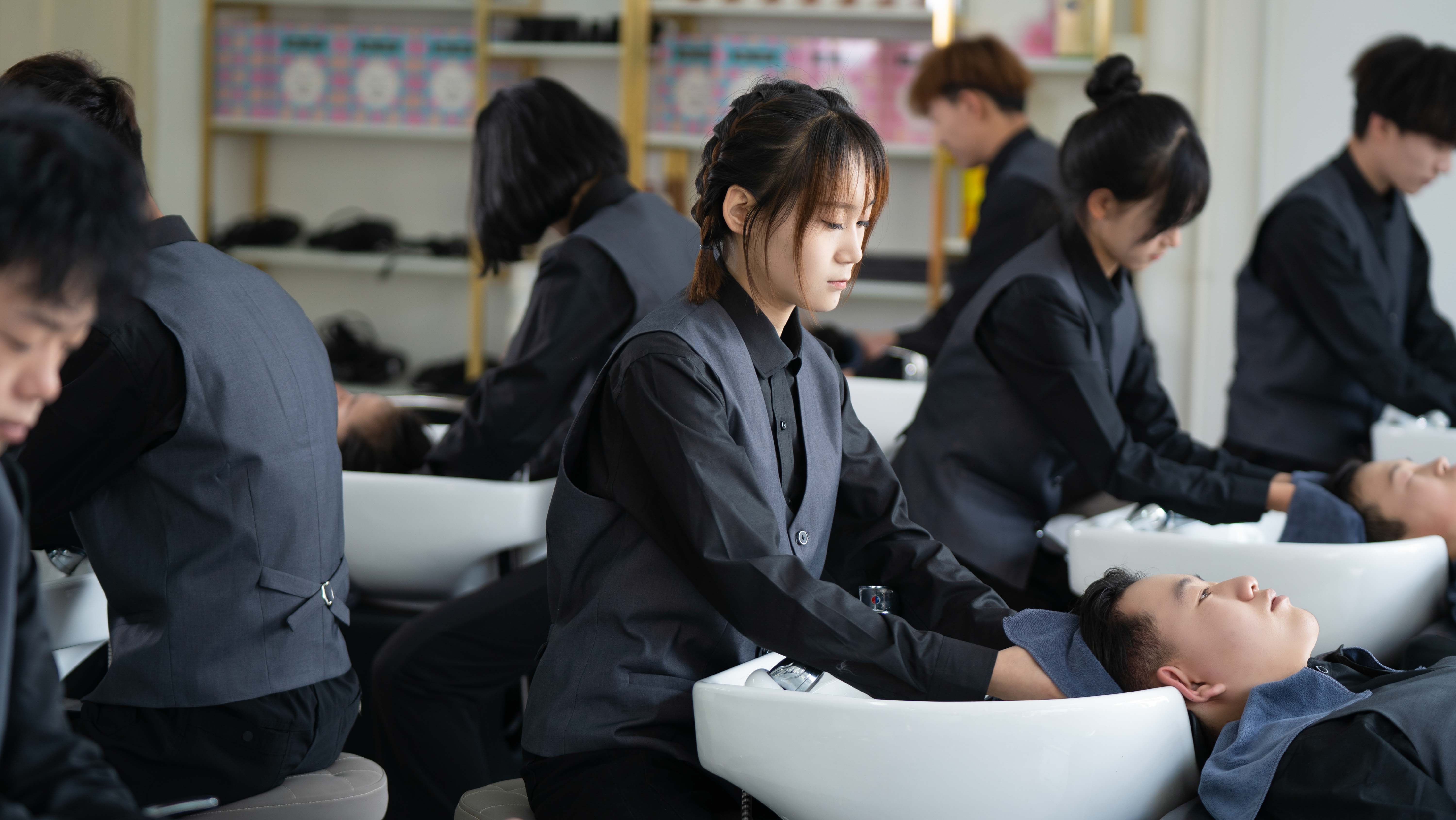 注重培养学生的专业水平与道德修养,将学生的基本功