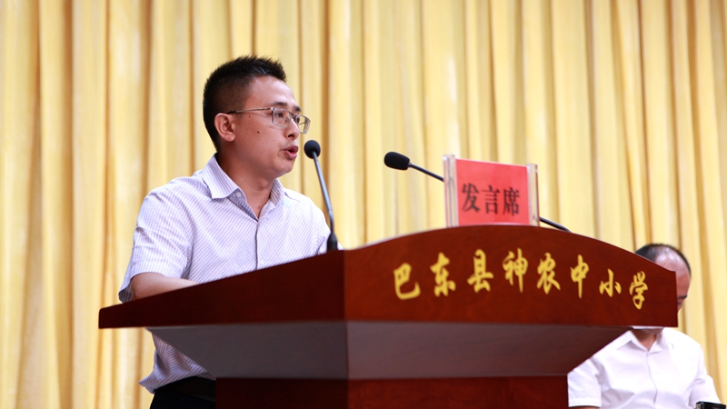聚焦四有好老师情在左爱在右走在生命的两旁随时撒种