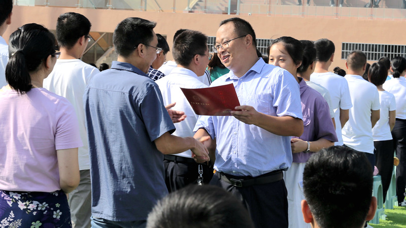 副校长谭柱魁老师宣读《巴东一中关于表彰2020年高考先进集体的决定》