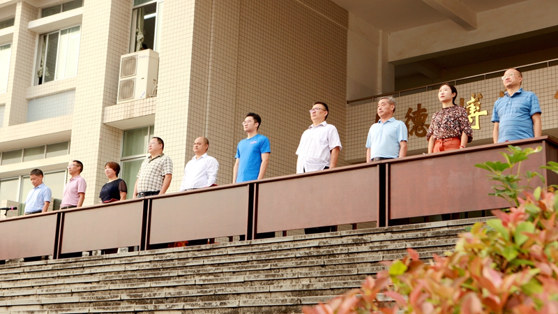 校长谭世成讲话副校长谭元富主持会议副校长谭柱魁宣读巴东一中关于