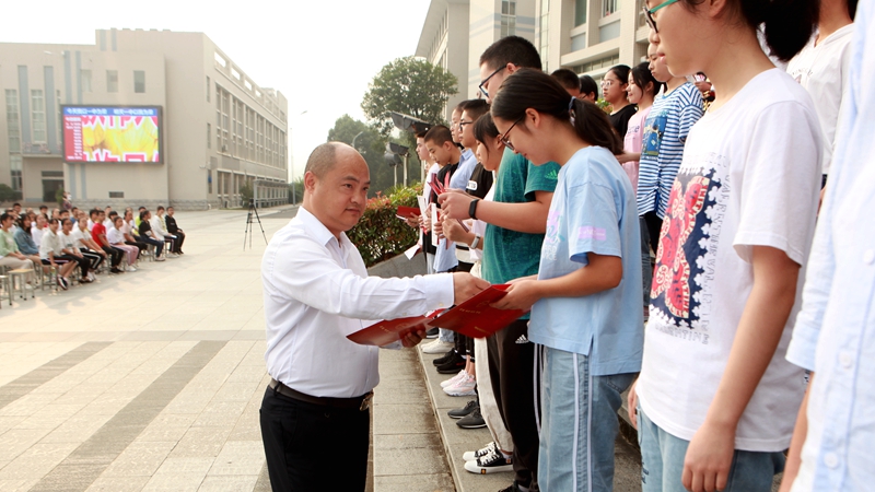 校长谭世成讲话副校长谭元富主持会议副校长谭柱魁宣读巴东一中关于