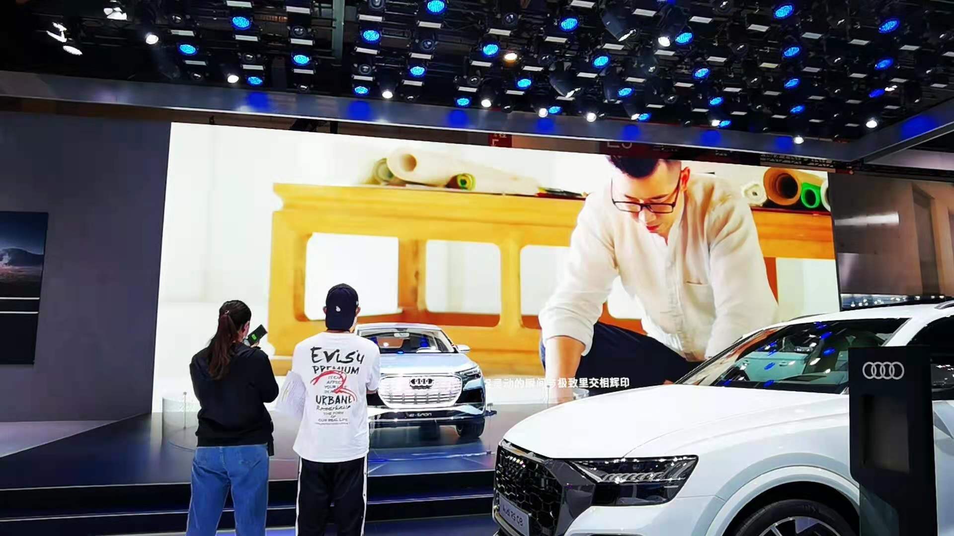 奥迪新车发布会邀请欧尼森世界纪录保持者刘通进行折纸展示