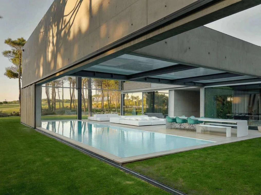 酒店悬空玻璃游泳池