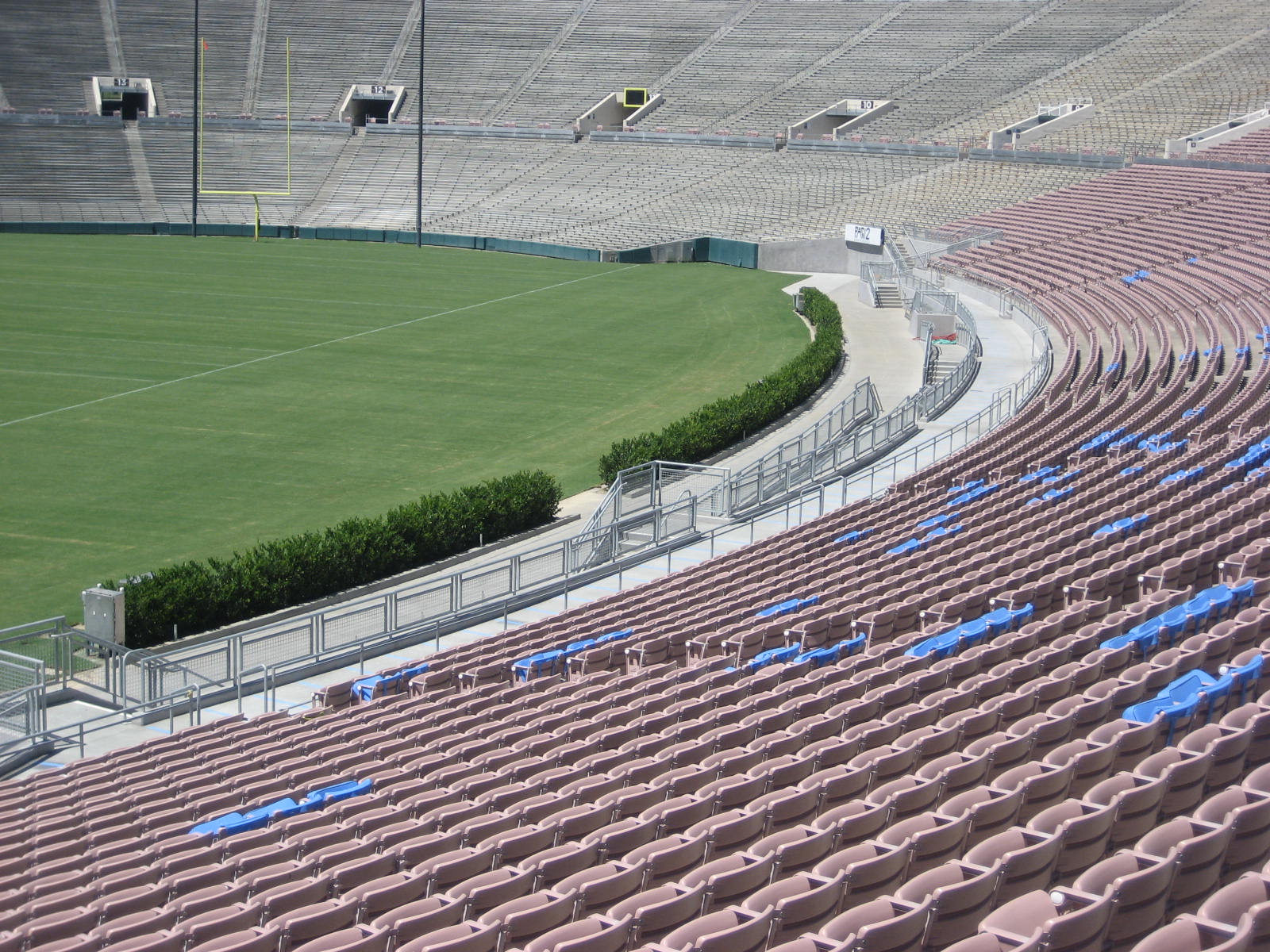 rosebowlstadium-benches-home-20160726_5922