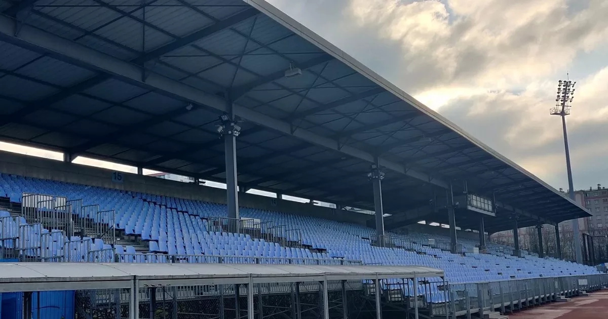 Une-tribune-du-mythique-Stade-Yves-du-Manoir-vendue-aux-encheres.webp