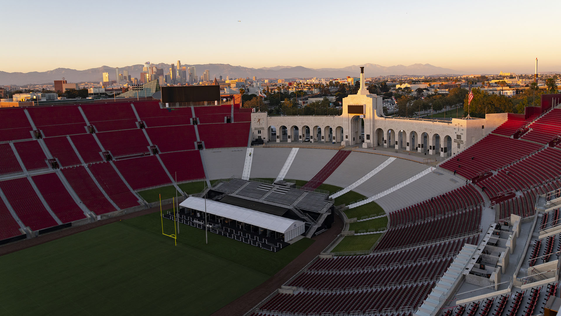 usc_trojans_united_airlines_field_los_angeles_memorial_coliseum_renovations_skyline