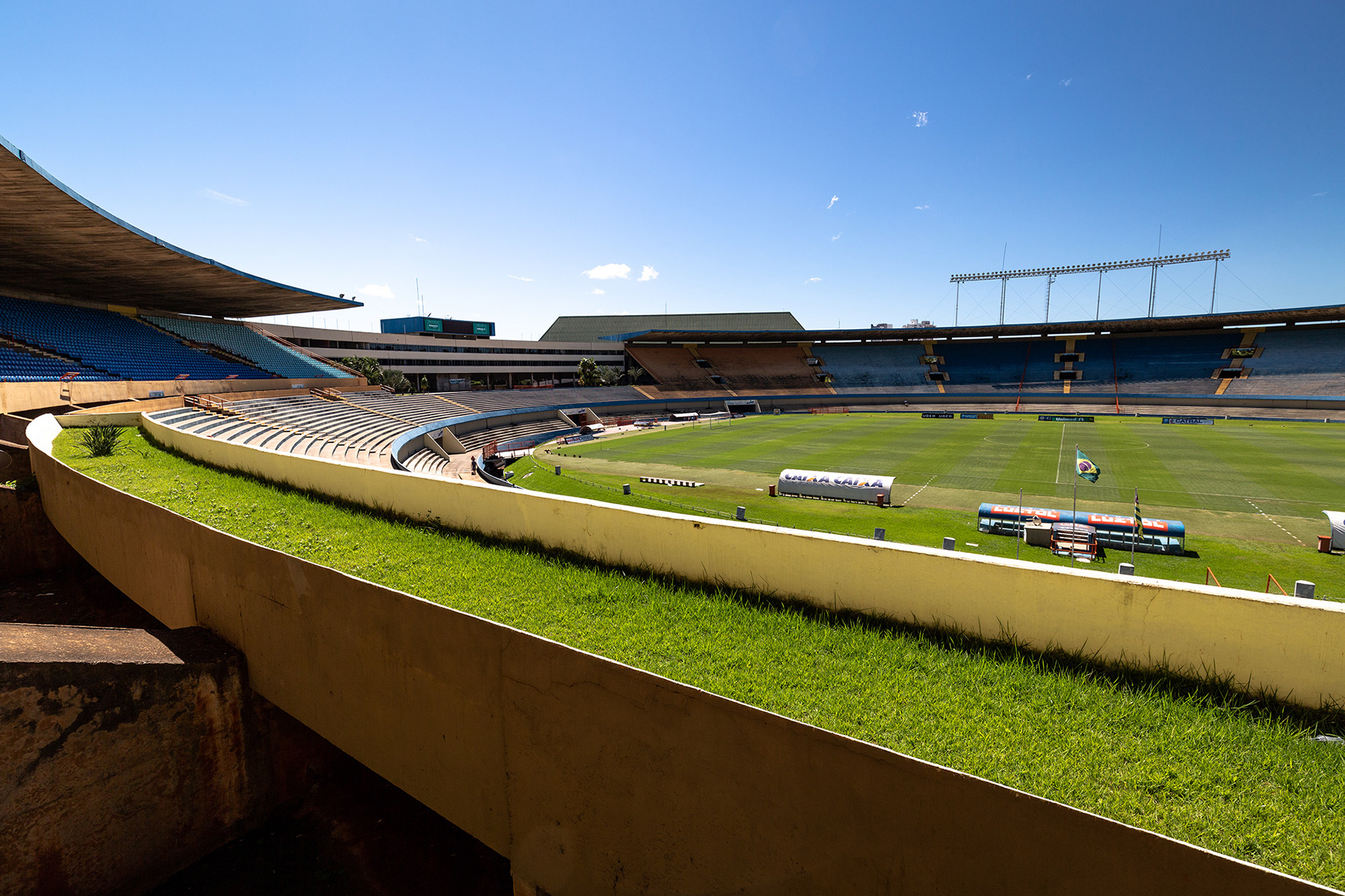 1-EstadioSerraDourada