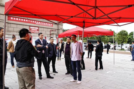1 李巍前往求是社区参观点查看筹备工作情况