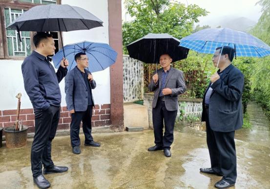3 遵义市分企业副总经理田旭与湄潭县政府副县长钟发辉查看看田家沟参观点准备情况