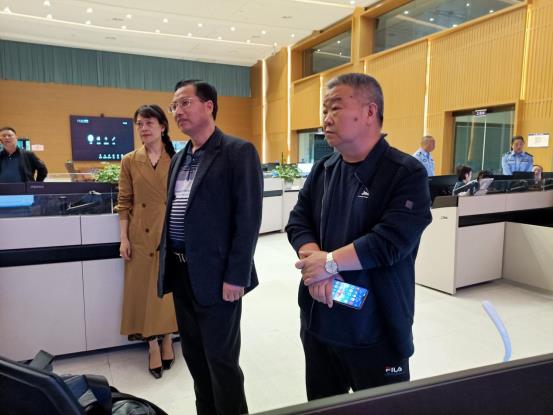 4 .董友刚在综治中心调试指挥调度系统