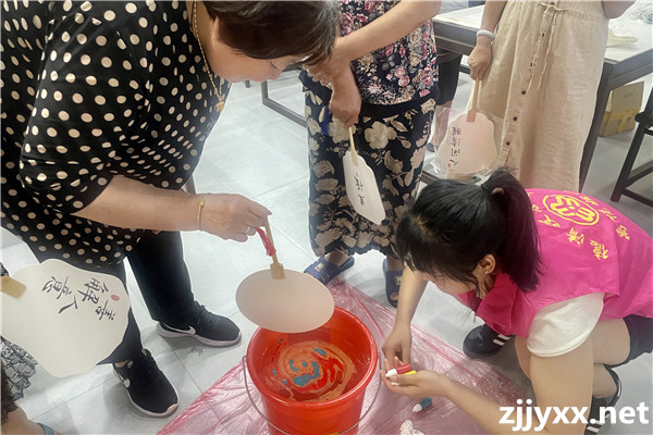 制作非遗漆扇 丰富居民生活-浙江教育信息网