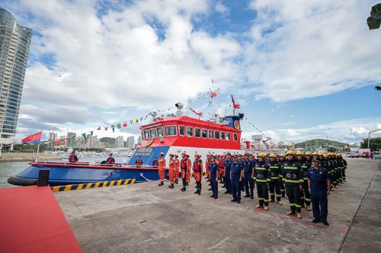海南三亚“三消1号”300吨级沿海型消防船交接入列(组图)