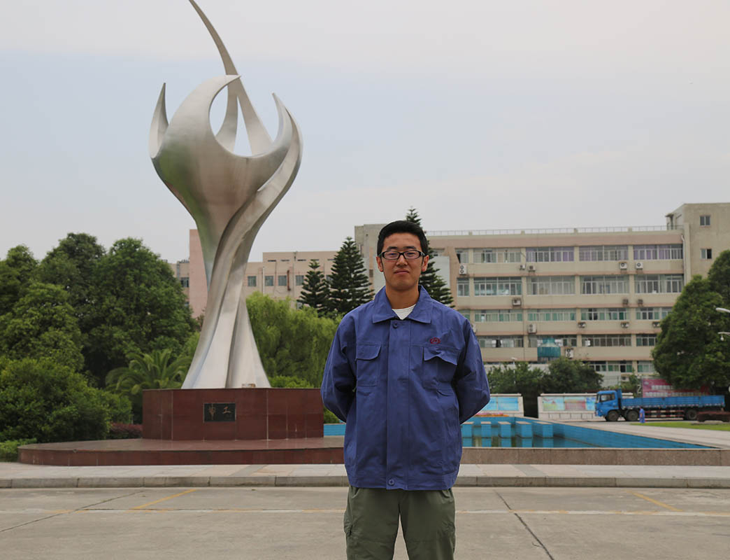 高级技师，现在中国工程物理研究院机械制造工艺研究所工作，2012年荣获第五届全国数控技能大赛第七名，河北省选拔赛冠军。