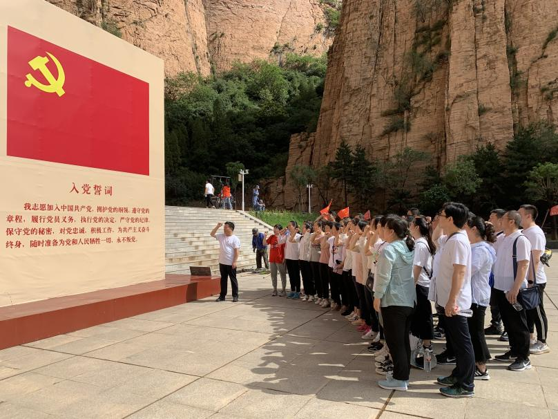 黄崖洞革命纪念地位于山西省黎城县黄崖洞镇赤峪村.