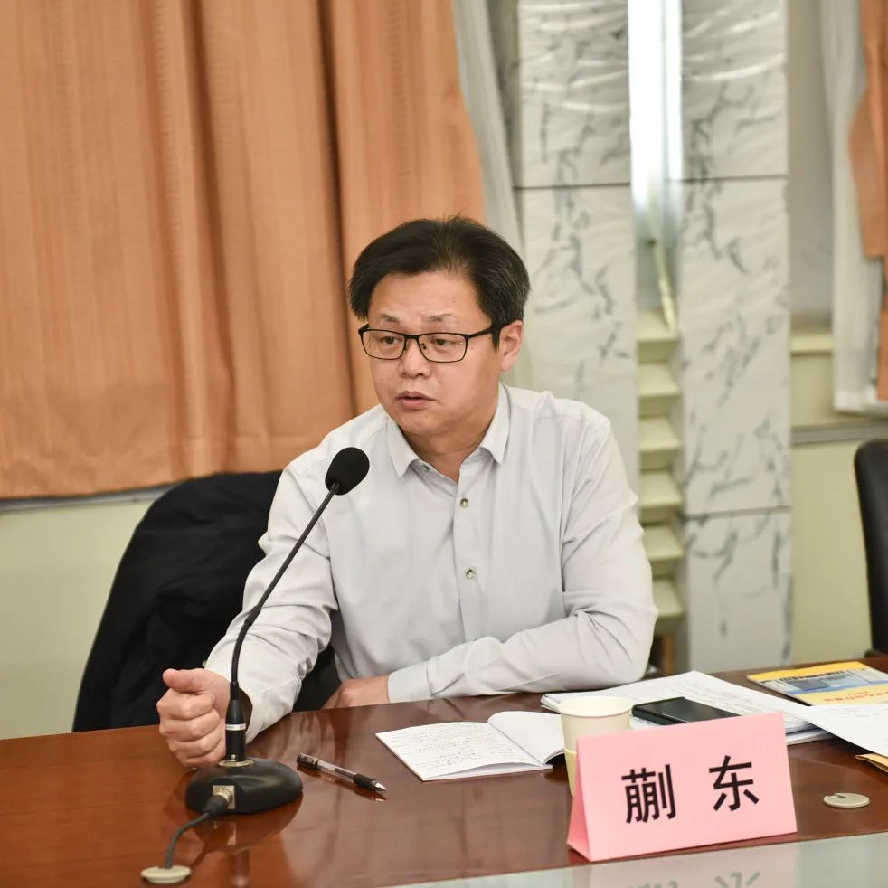 王向东副院长对医院卒中中心建设情况进行了汇报首先,专家组分为三个