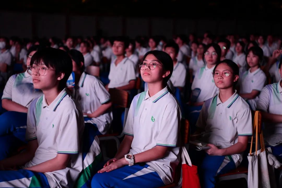 广州新华学院校服图片