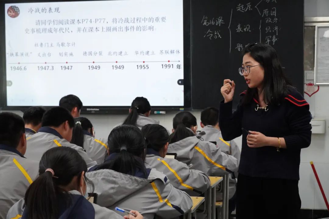 “国培计划（2023）”中小学信息技术应用能力提升培训班到郑州群英中学参观交流