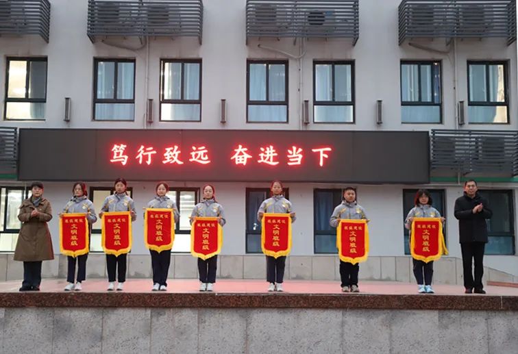 总结复盘话成长 积蓄力量绽光芒——郑州群英中学七年级举行升旗仪式