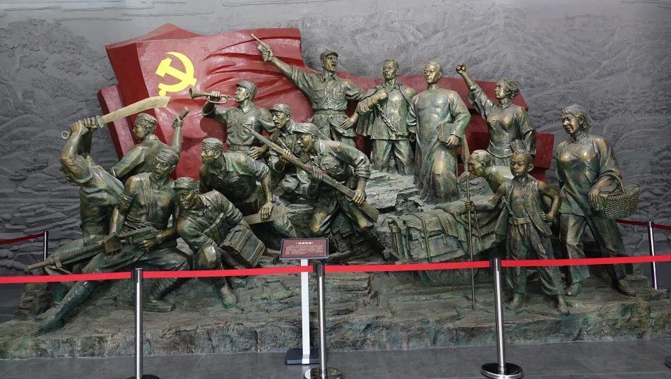 革命遗产,孕育形成了"信仰如山,一心为民,不怕牺牲,勇往直前"的大峰山