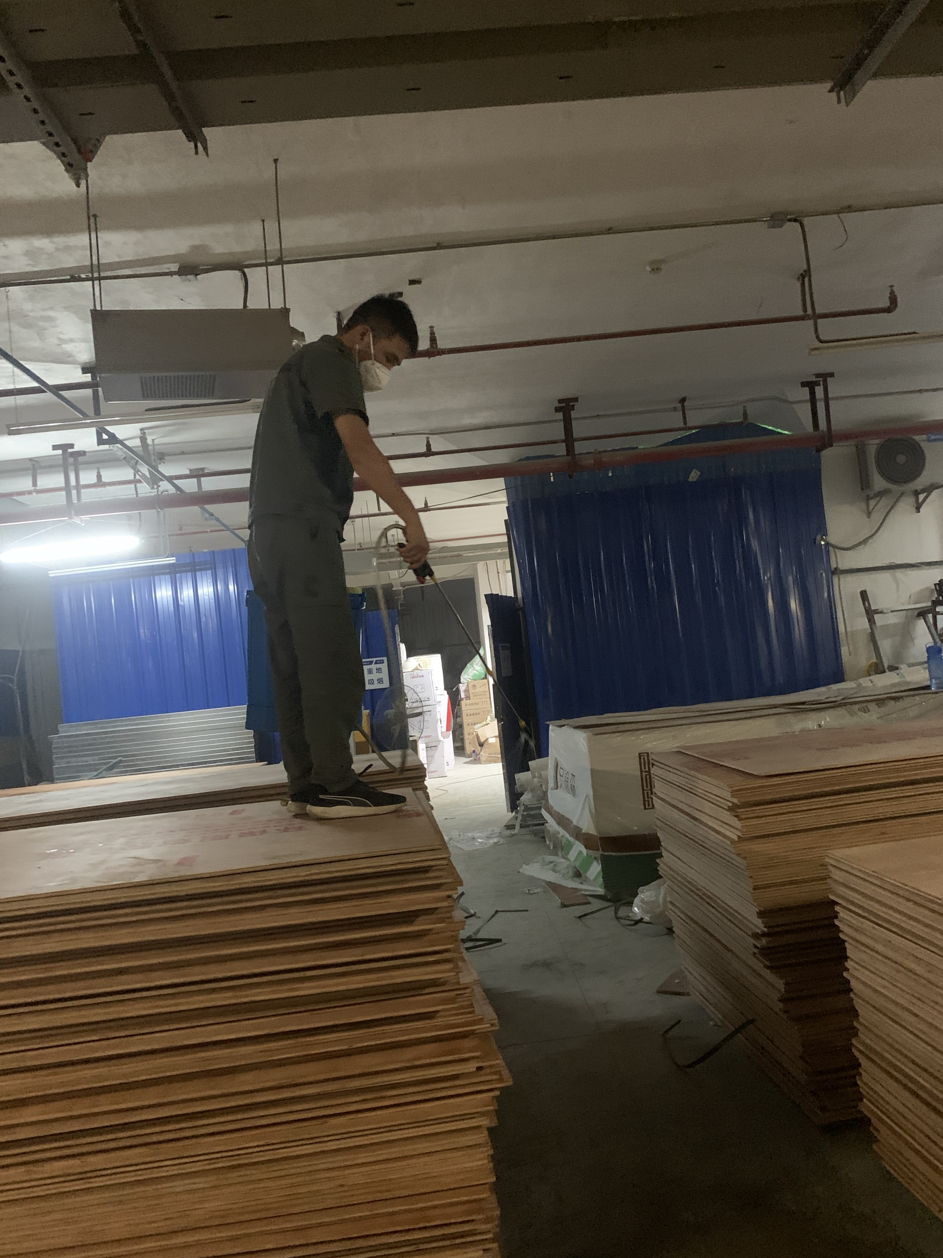 恒裕深圳湾木夹板白蚁防治施工现场无码-cc4c1b23327a5aa963bfeda8d06489a