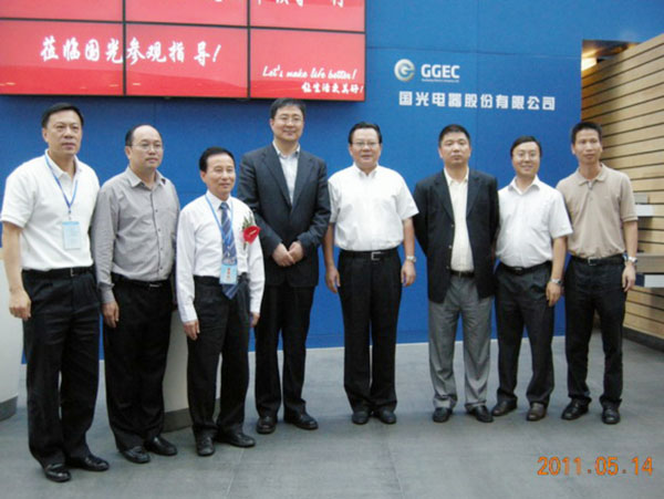 2011年5月，国家工信部赵波副司长（左四）视察国光。