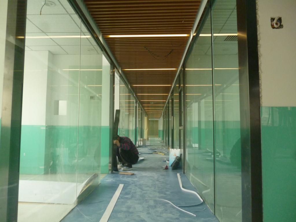 工人师傅正在安装通道的PVC地板_1024x768