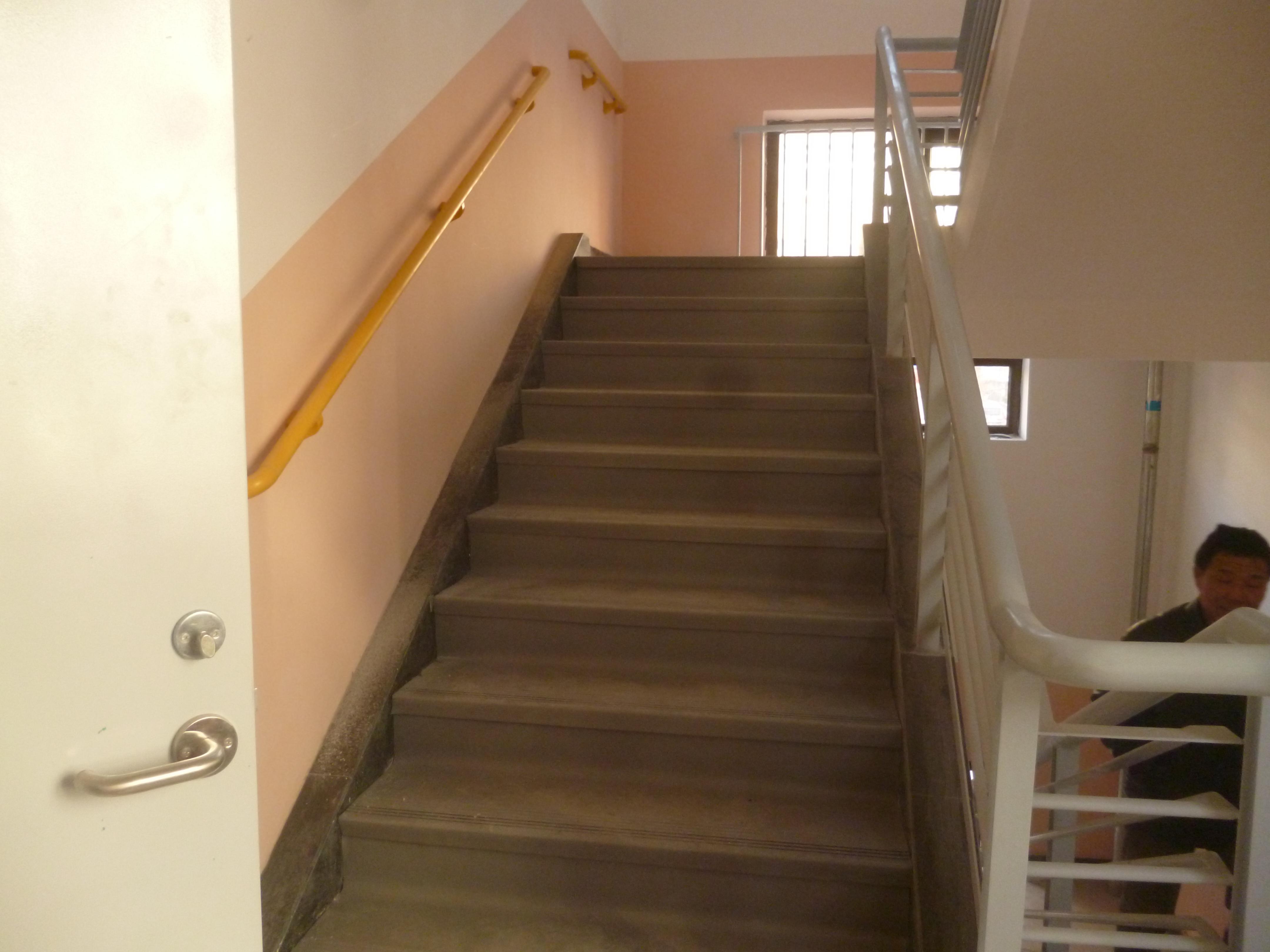 楼梯踏步安装完PVC地板后的效果图_4320x3240