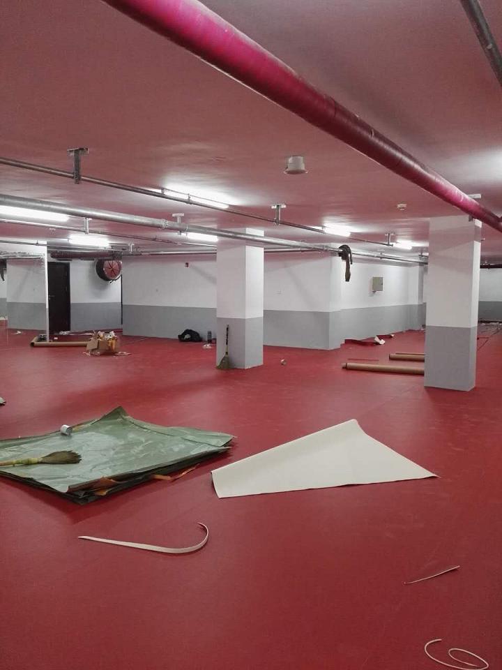 活动室安装完PVC运动地板后的效果图一