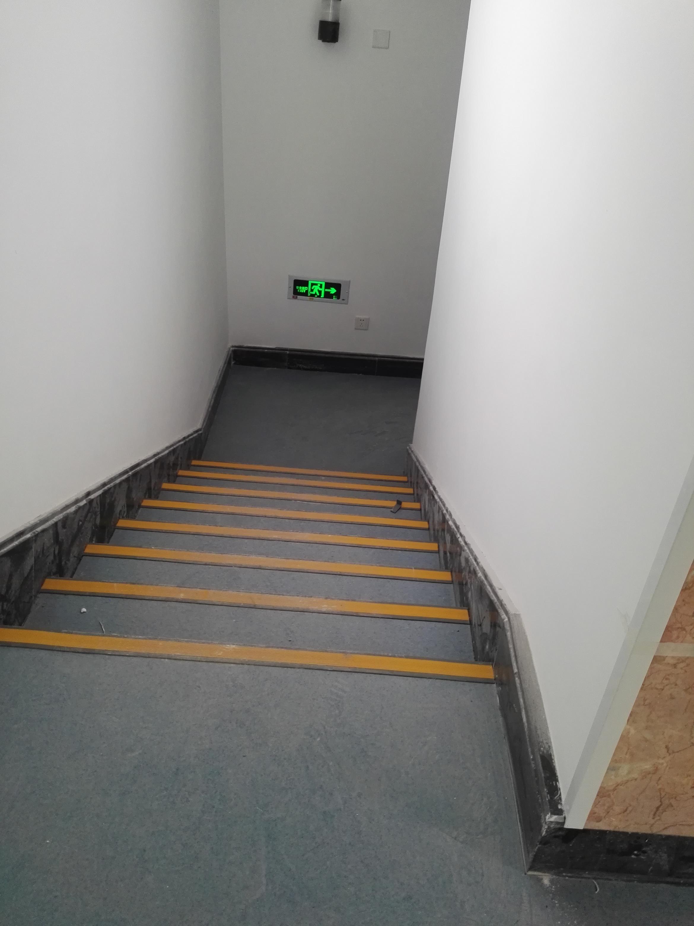 楼梯踏步安装完PVC地板后的效果图二